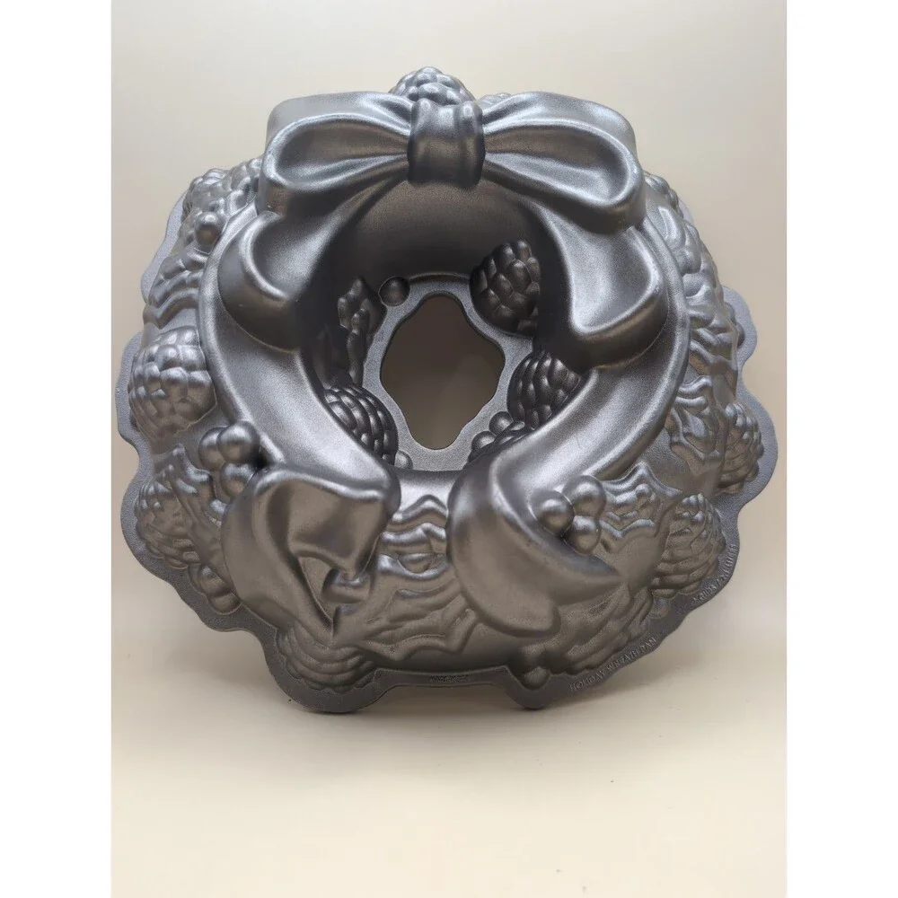 Nordic Ware Wreath Bundt Cake Pan Christmas Holiday Cast Aluminum Kitchenware